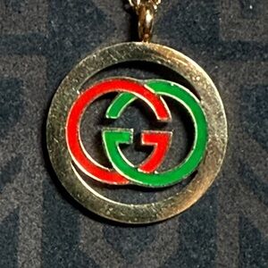 VINTAGE GUCCI ENAMEL PLATED GREEN RED DBL INTERLOCKING G PENDENT NECKLACE